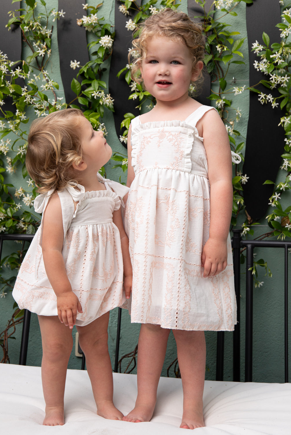 Vestido de tirantes Dune Blanco con bordados rosas