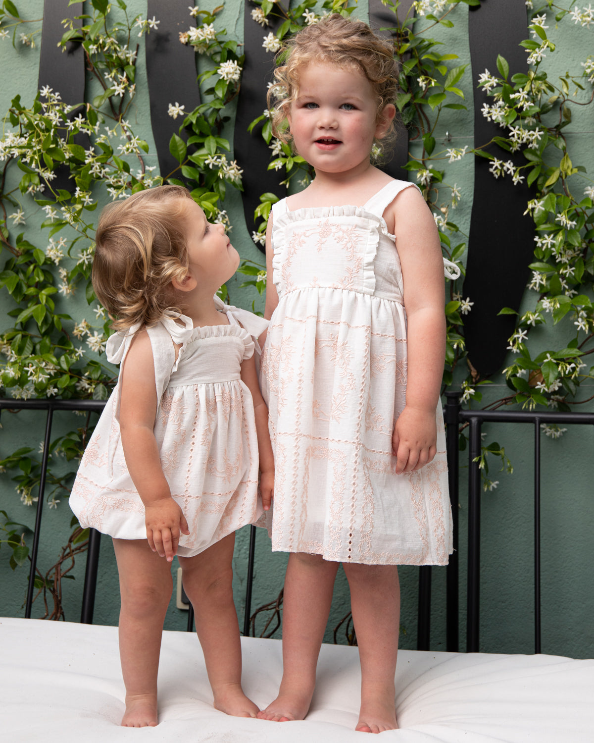 Vestido de tirantes Dune Blanco con bordados rosas