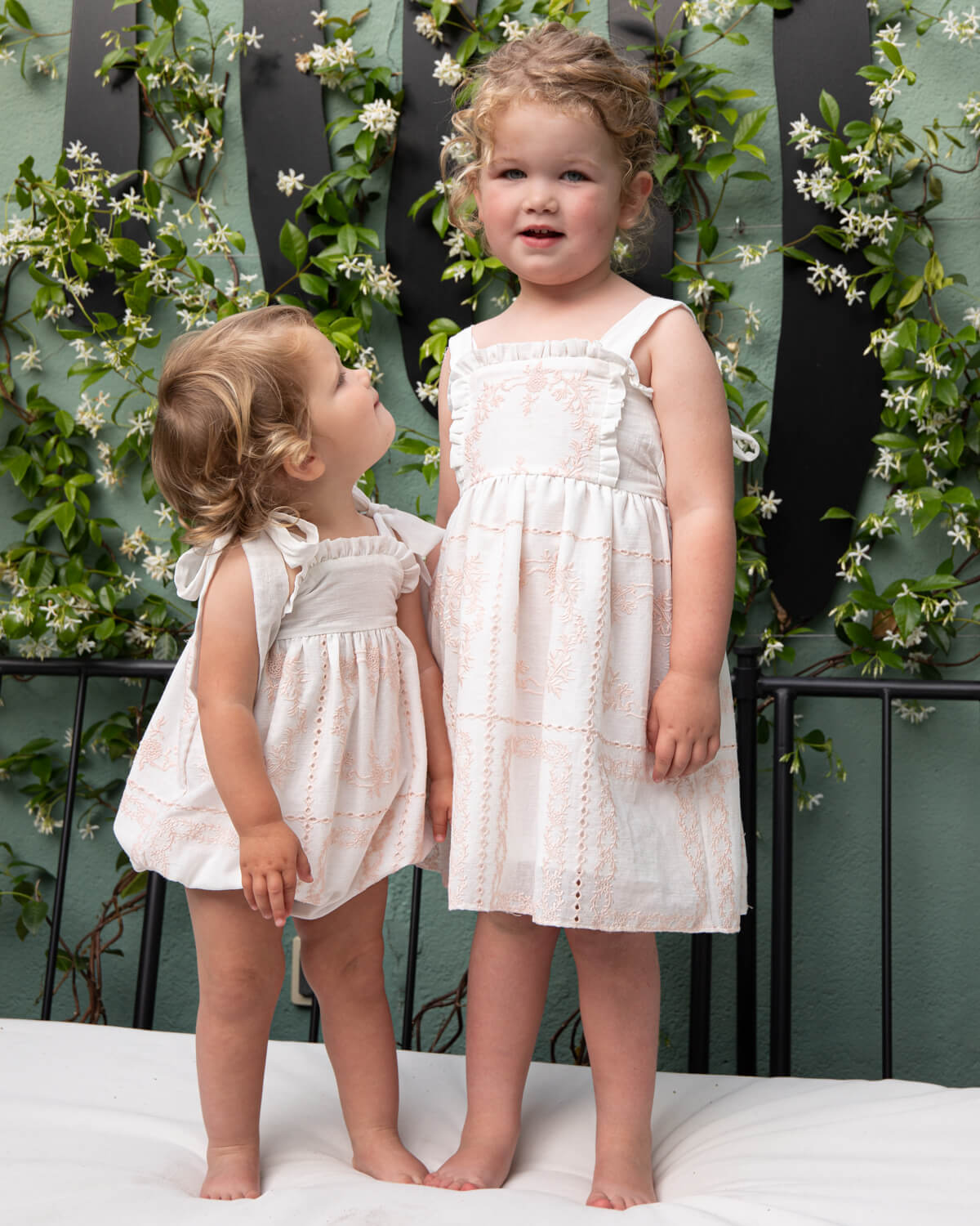 Vestido de tirantes Dune Blanco con bordados rosas para arras Cosmosophie