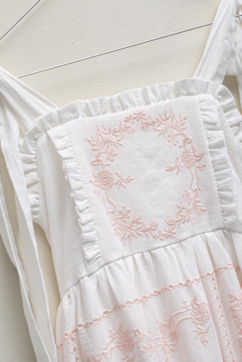 Vestido de tirantes Dune Blanco con bordados rosas para arras Cosmosophie