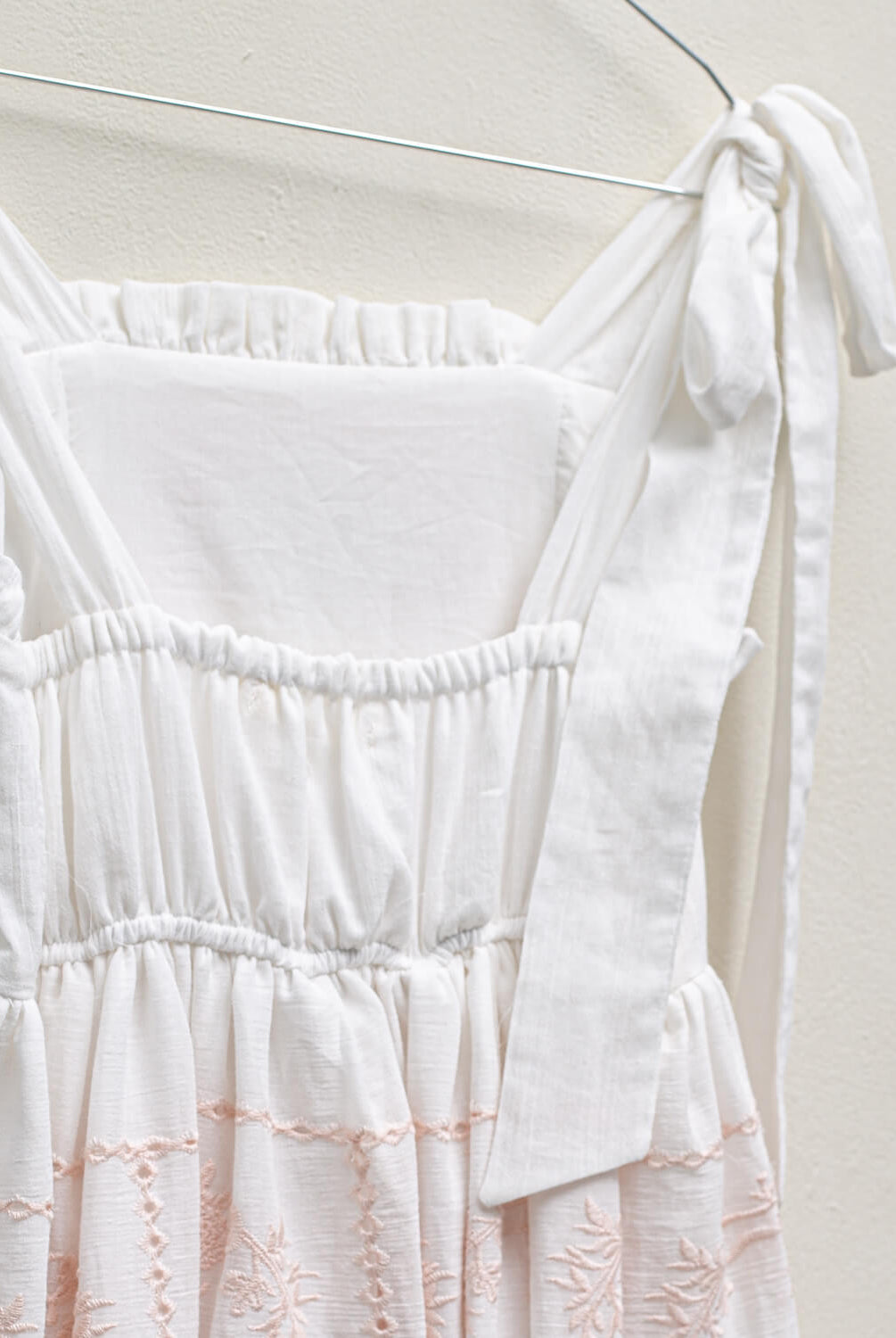 Vestido de tirantes Dune Blanco con bordados rosas para arras Cosmosophie