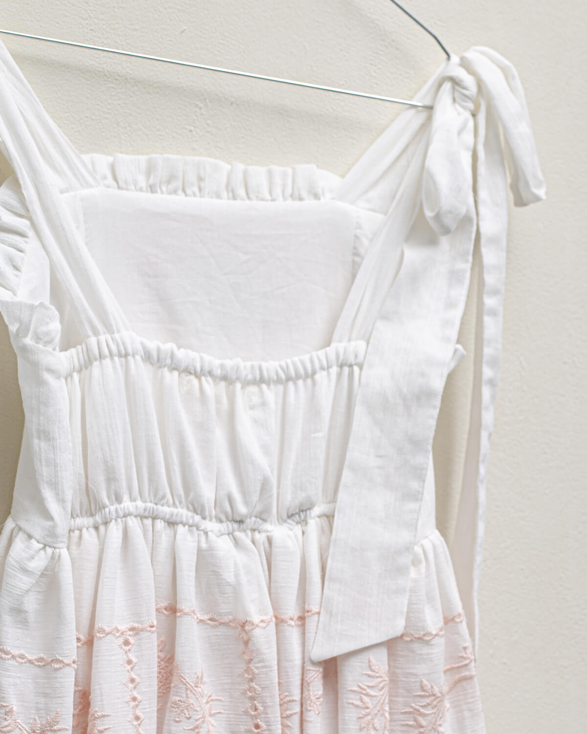 Vestido de tirantes Dune Blanco con bordados rosas para arras Cosmosophie