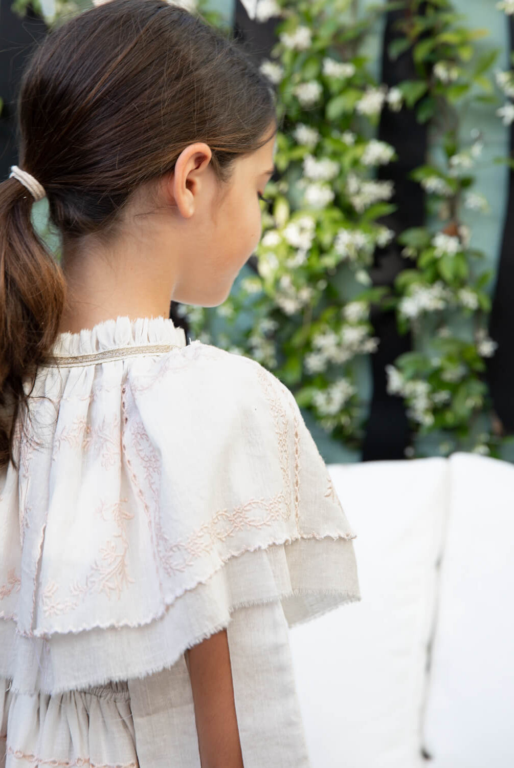 Cuello capa para vestido en bambula bordada en blanco y rosa para traje de arras Cosmosophie