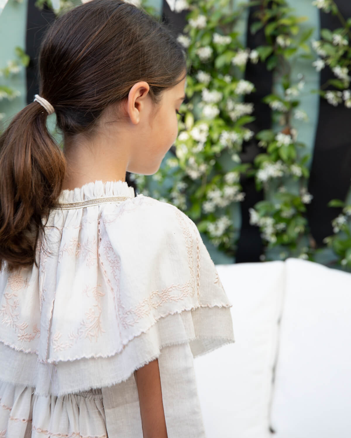 Cuello capa para vestido en bambula bordada en blanco y rosa para traje de arras Cosmosophie