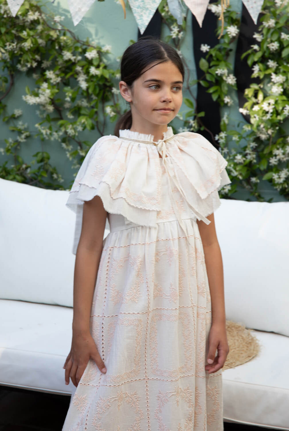 Cuello capa para vestido en bambula bordada en blanco y rosa para traje de arras Cosmosophie