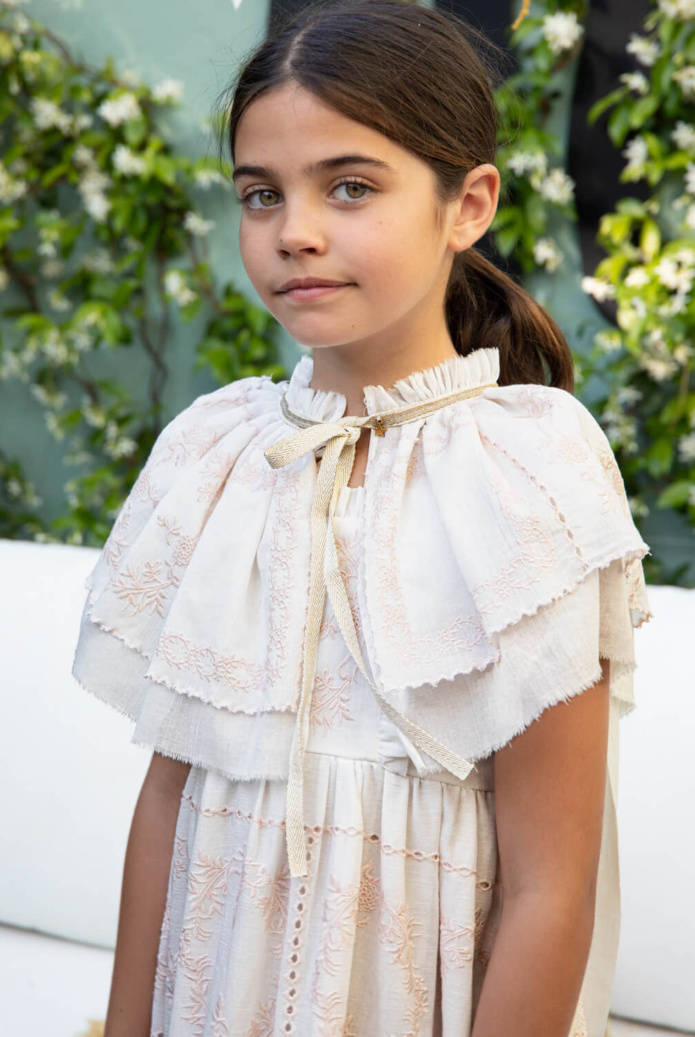 Cuello capa para vestido en bambula bordada en blanco y rosa para traje de arras Cosmosophie