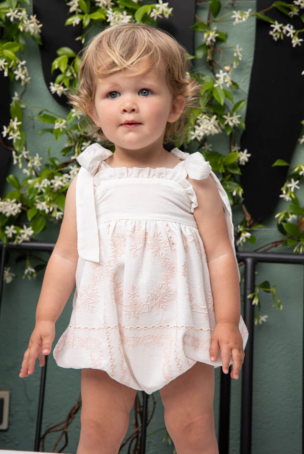 Ranita de bebe tirantes bambula bordada en blanco y rosa Cosmsophie