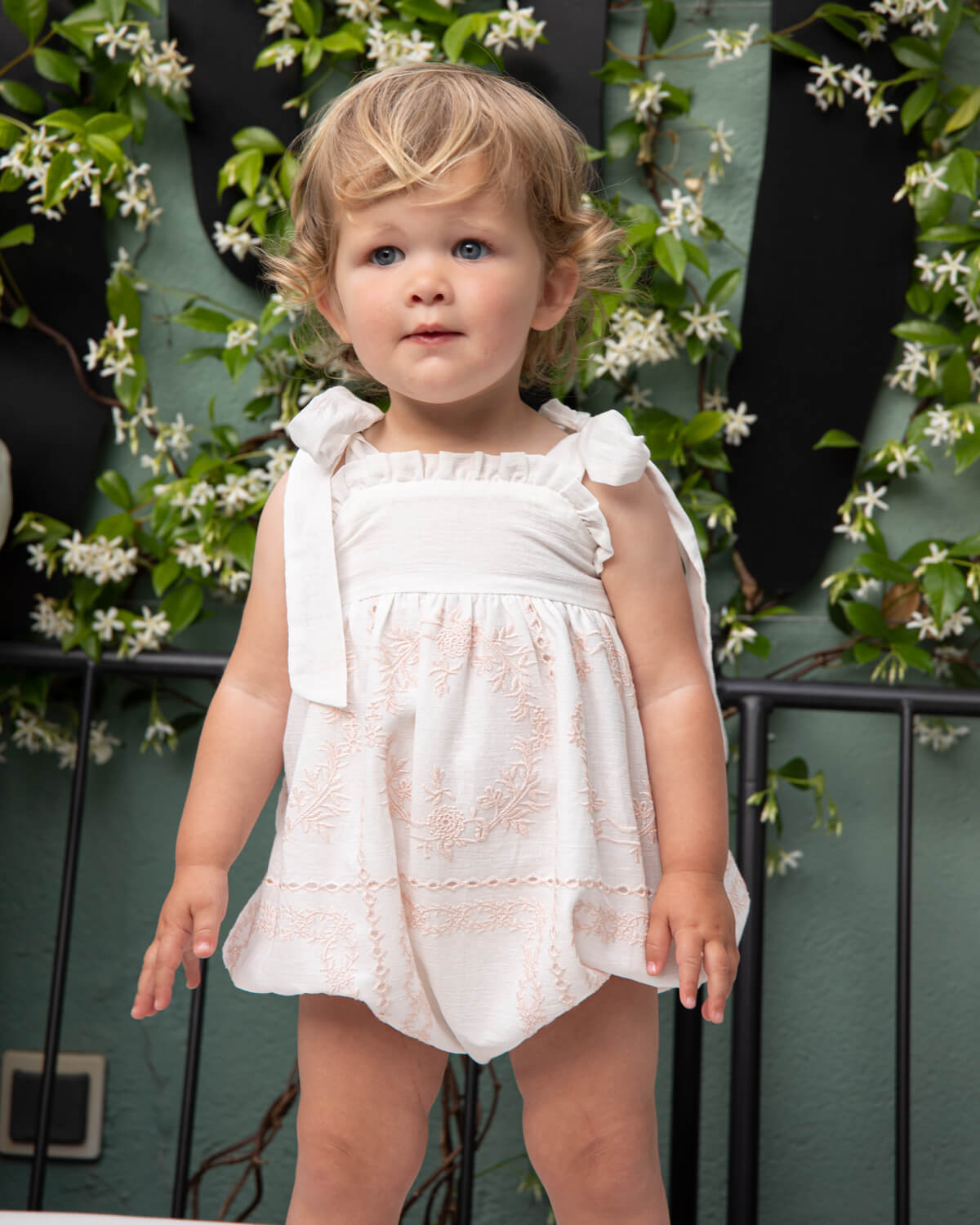 Ranita de bebe tirantes bambula bordada en blanco y rosa Cosmsophie