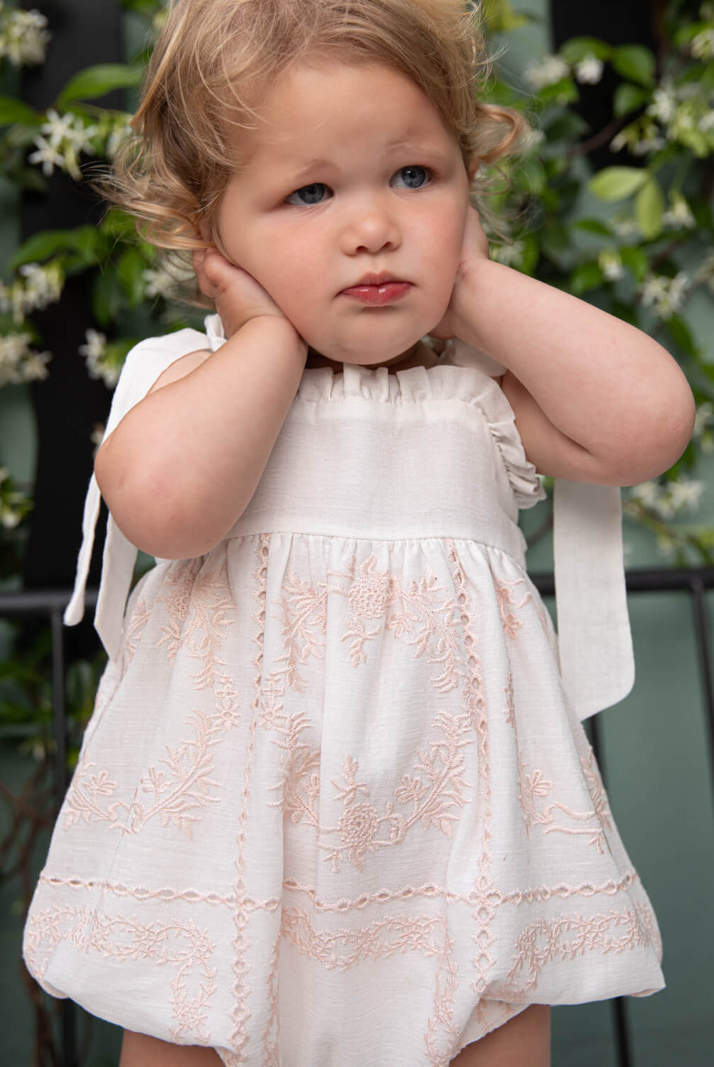 Ranita de bebe tirantes bambula bordada en blanco y rosa Cosmsophie