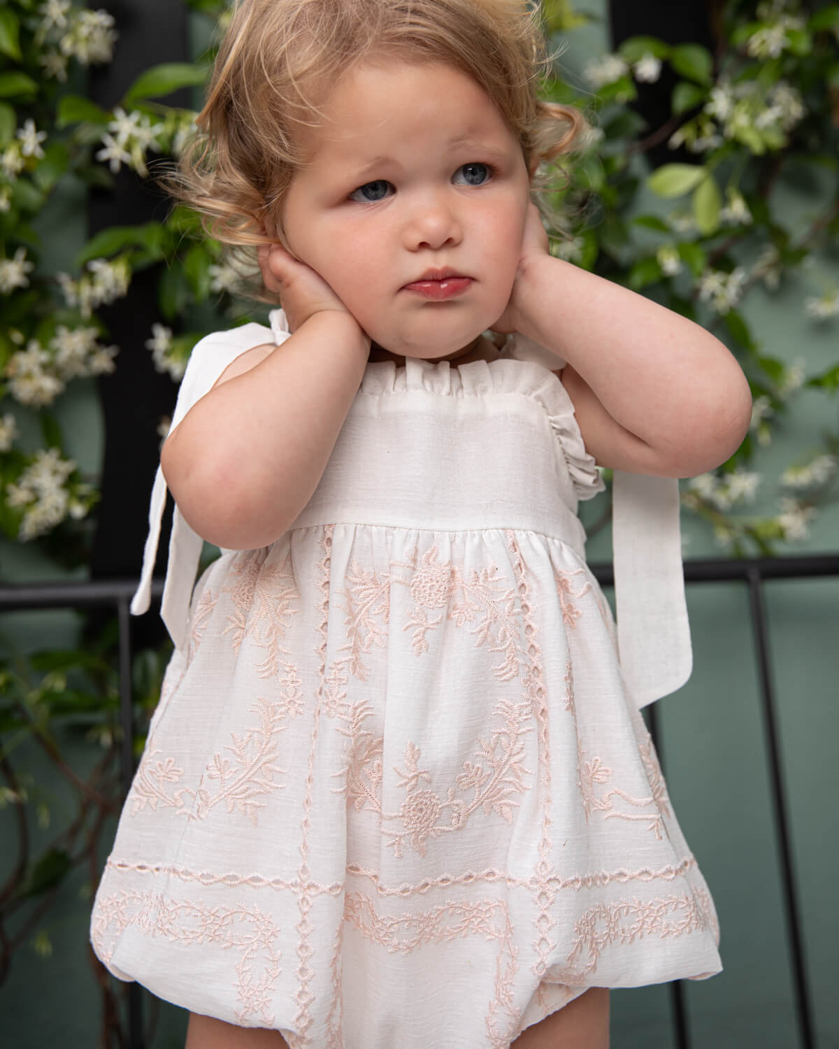 Ranita de bebe tirantes bambula bordada en blanco y rosa Cosmsophie