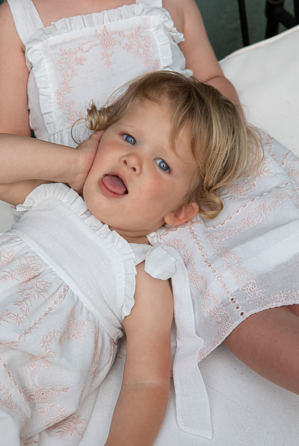 Ranita de bebe tirantes bambula bordada en blanco y rosa Cosmsophie