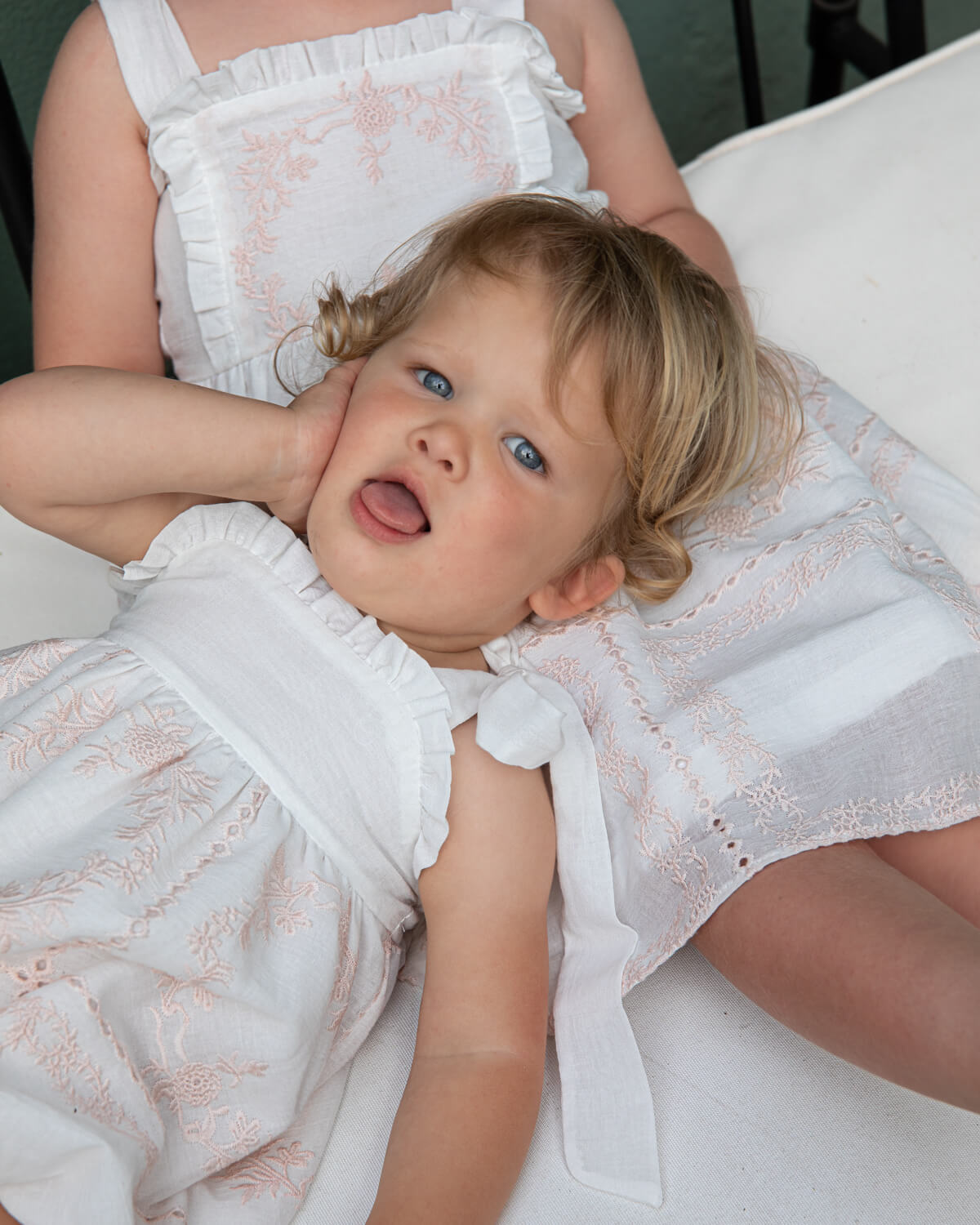 Ranita de bebe tirantes bambula bordada en blanco y rosa Cosmsophie