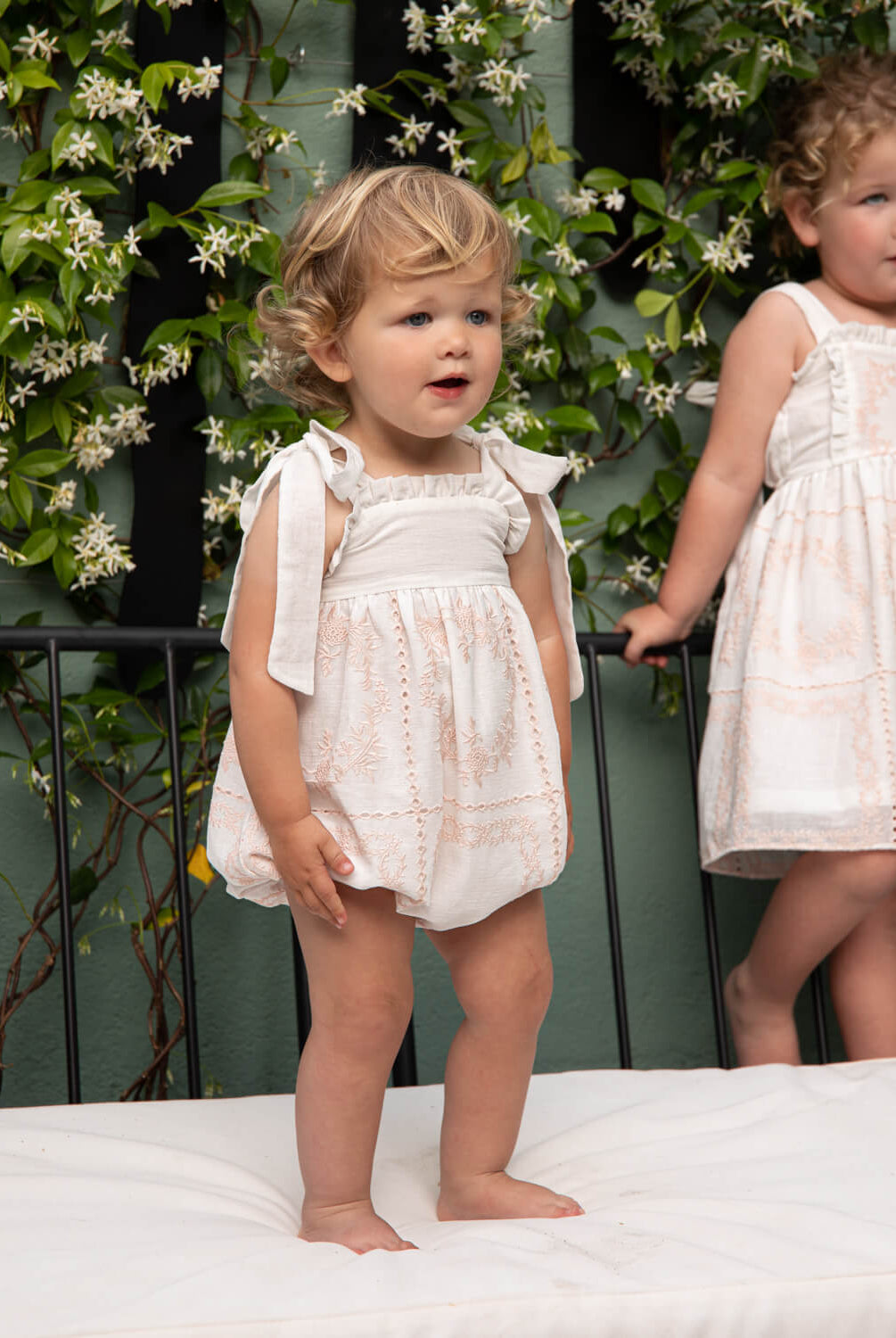 Ranita de bebe tirantes bambula bordada en blanco y rosa Cosmsophie