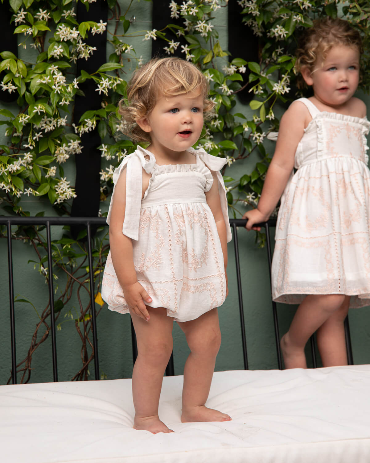 Ranita de bebe tirantes bambula bordada en blanco y rosa Cosmsophie