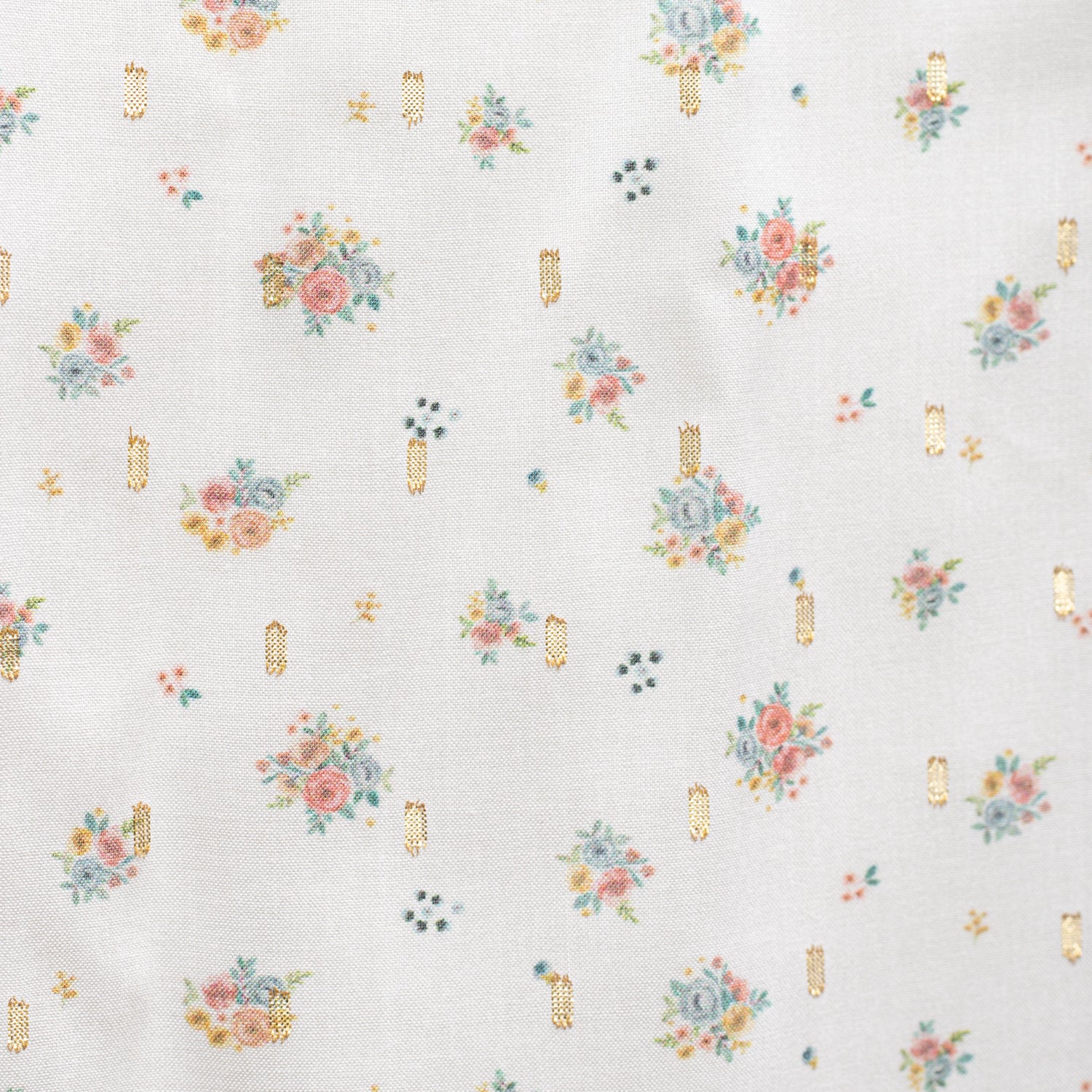 Vestido de flores y oro de Cosmosophie