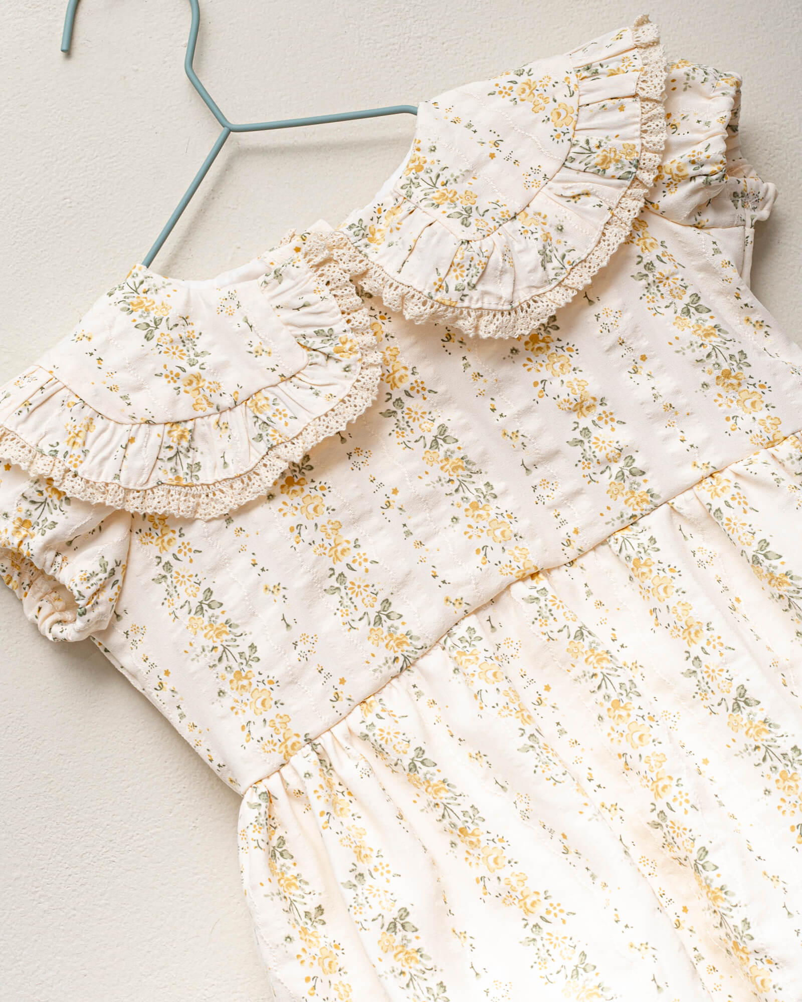 Ranita de bebe amarilla con encaje cosmosophie.