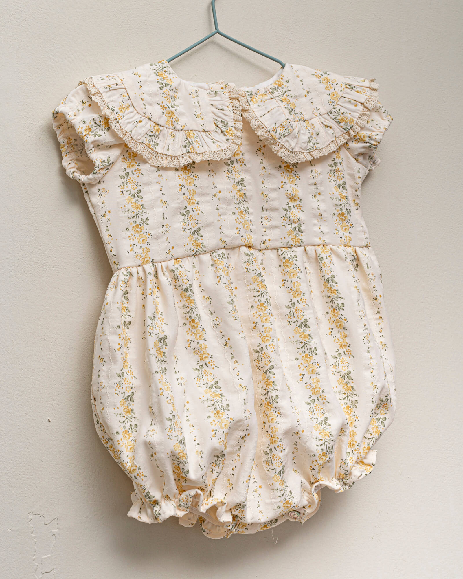 Ranita de bebe amarilla con encaje cosmosophie.