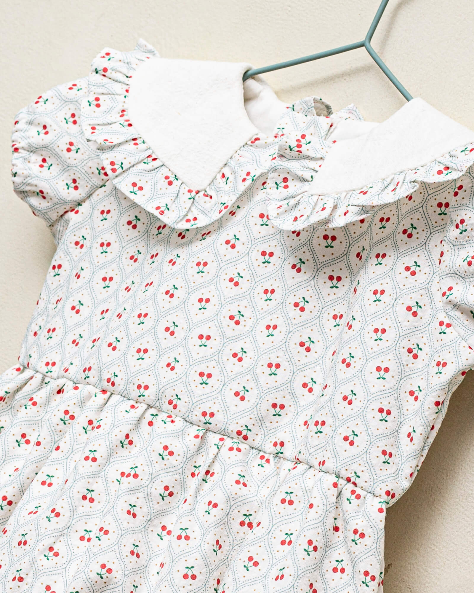 Ranita para bebe estampado de cerezas. Cosmosophie