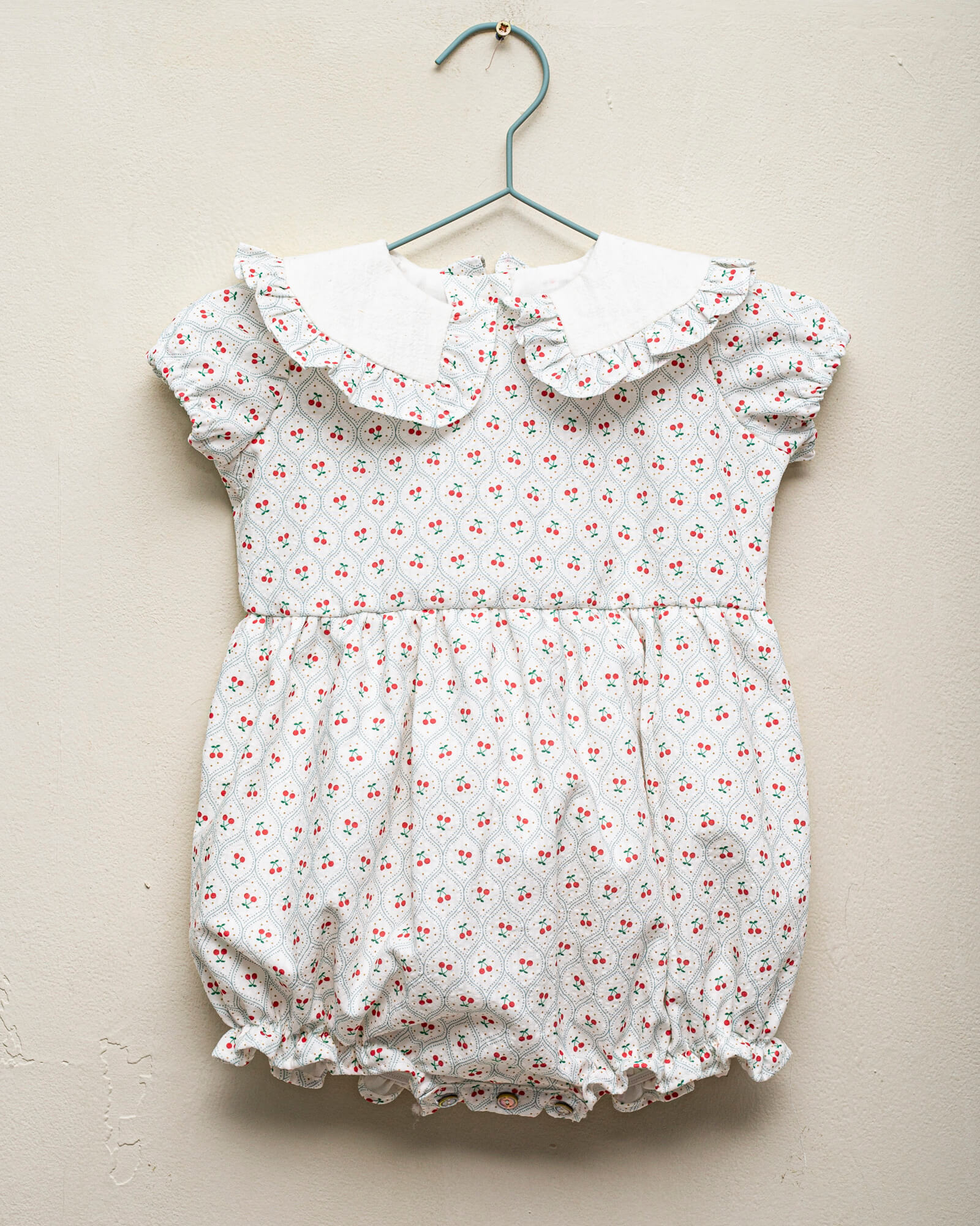 Ranita para bebe estampado de cerezas. Cosmosophie