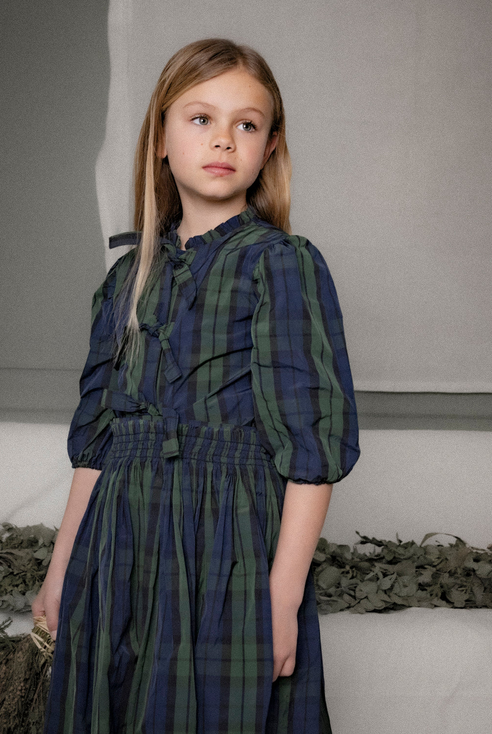 Blusa elegante para niña de cuadros con mangas abullonadas y lazadas delanteras. Diseño atemporal de Cosmosophie para ocasiones especiales.