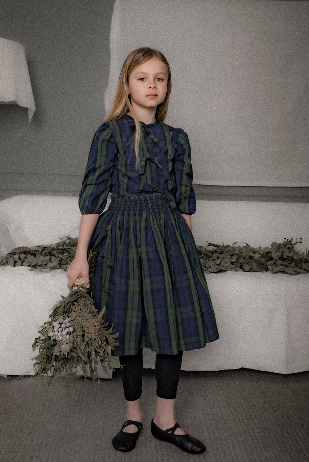 Falda elegante de niña en tafetán de cuadros, con cintura fruncida estilo nido de abeja. Diseño atemporal de Cosmosophie para ocasiones especiales.