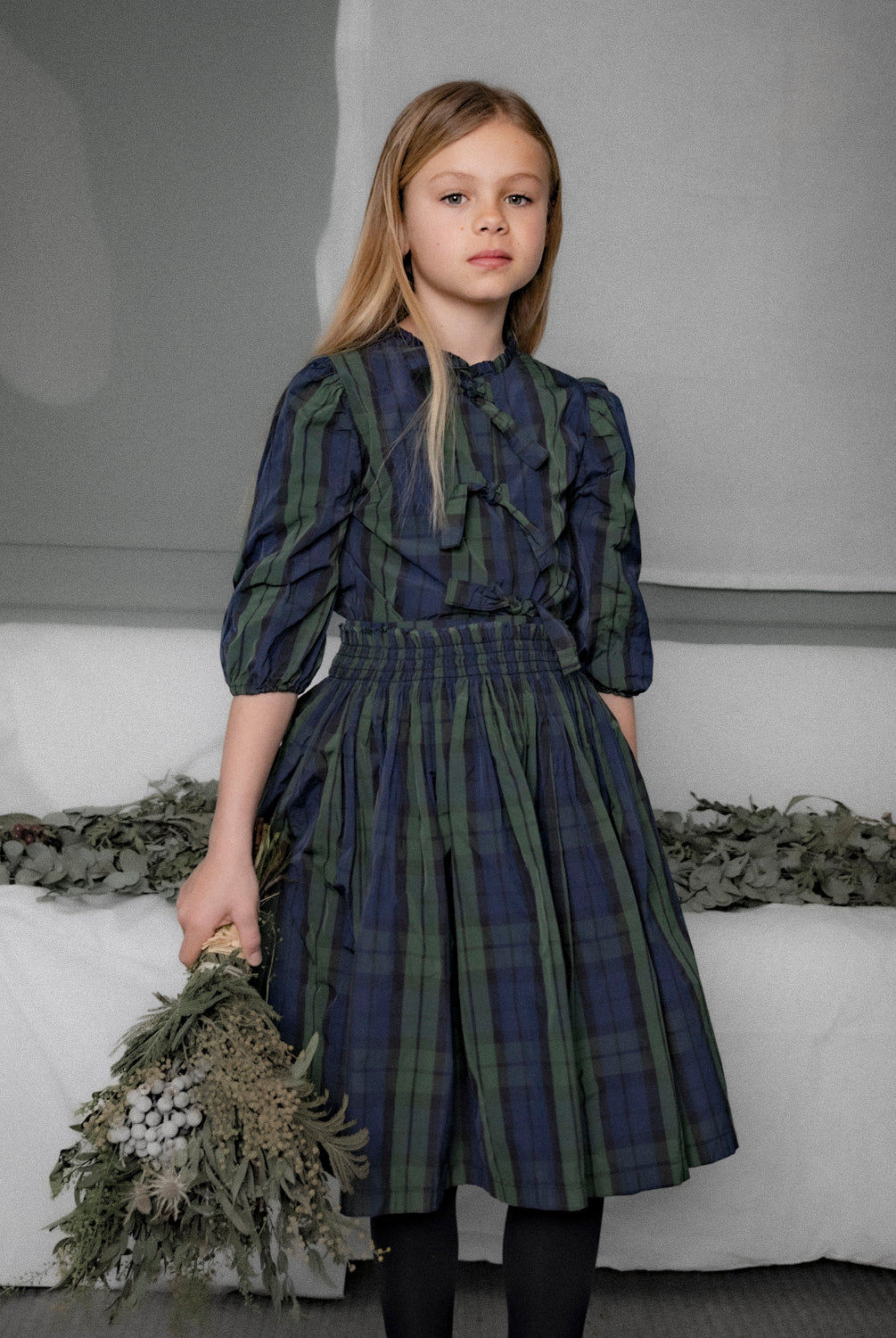 Falda elegante de niña en tafetán de cuadros, con cintura fruncida estilo nido de abeja. Diseño atemporal de Cosmosophie para ocasiones especiales.