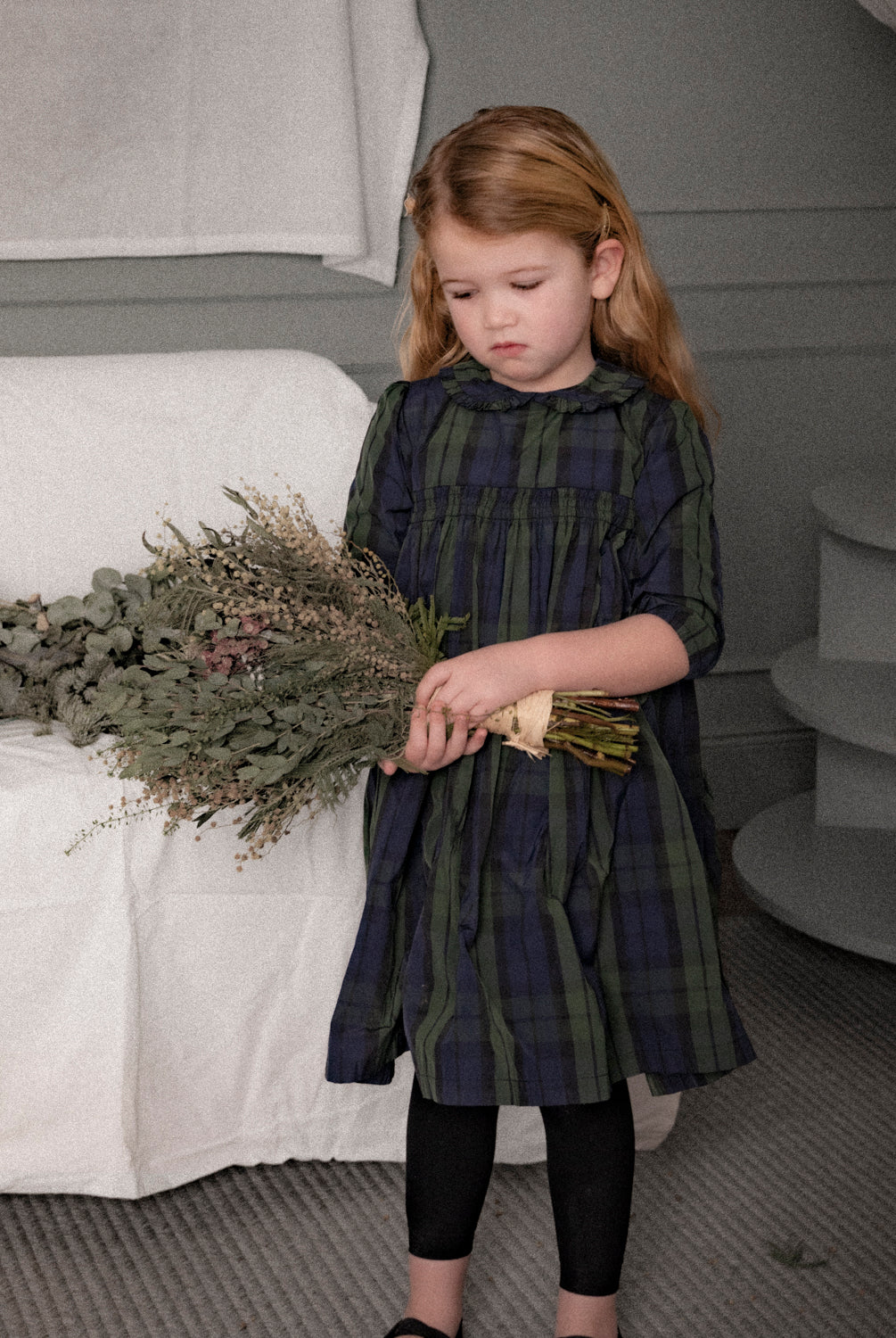 Vestido elegante de niña Paola en tafetán de cuadros verde y azul marino. Un diseño clásico y sofisticado, perfecto para ocasiones especiales.