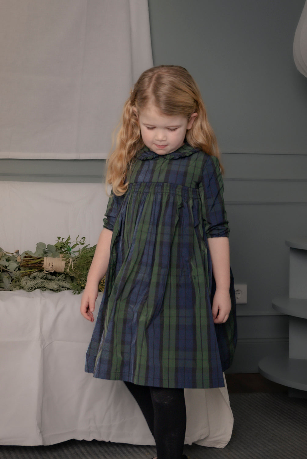 Vestido elegante de niña Paola en tafetán de cuadros verde y azul marino. Un diseño clásico y sofisticado, perfecto para ocasiones especiales.