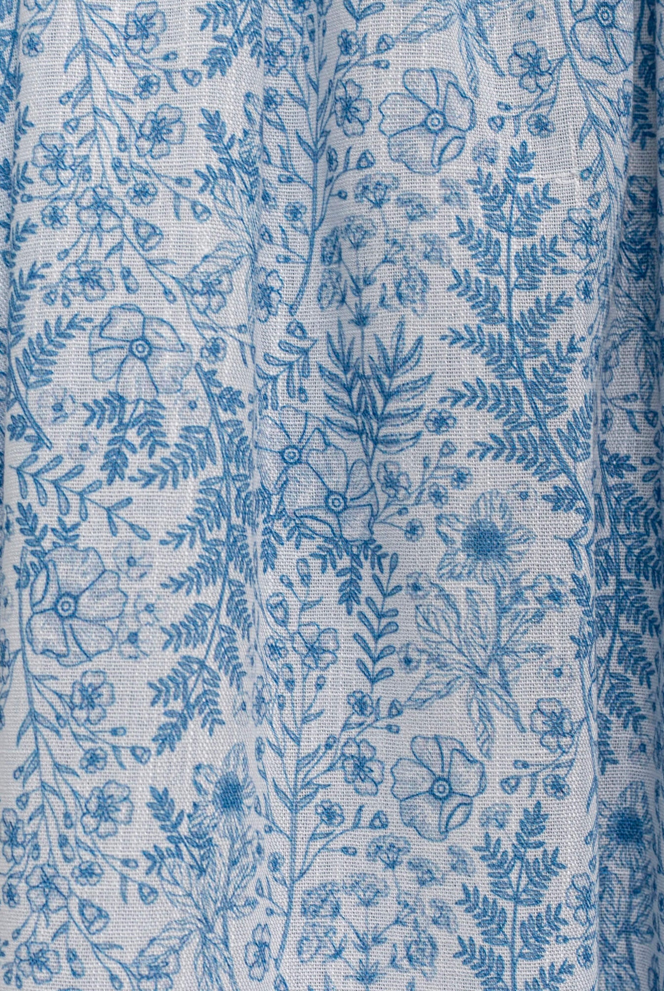 Vestido pichi con volantes en el pecho y estampado de flores en tonos azules. Cosmosophie