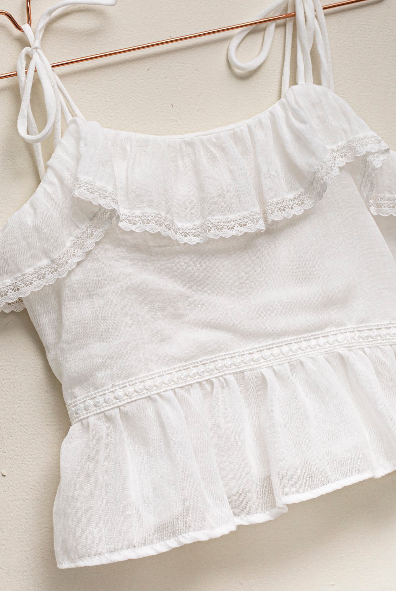 Conjunto falda y blusa en blanco con encaje guipur para niña cosmosophie