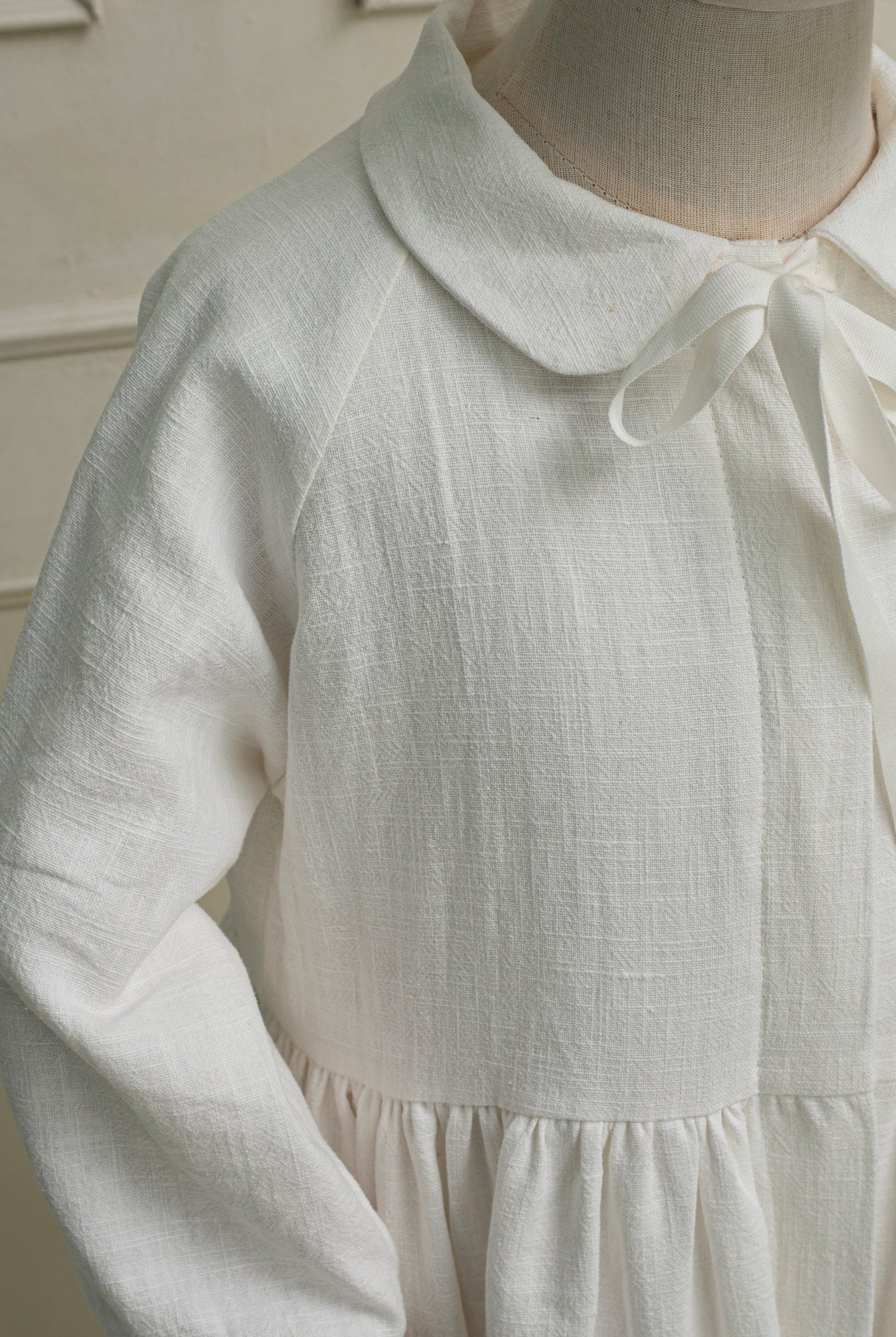 Vestido primera comunión de lino blanco Gemini de Cosmosophie