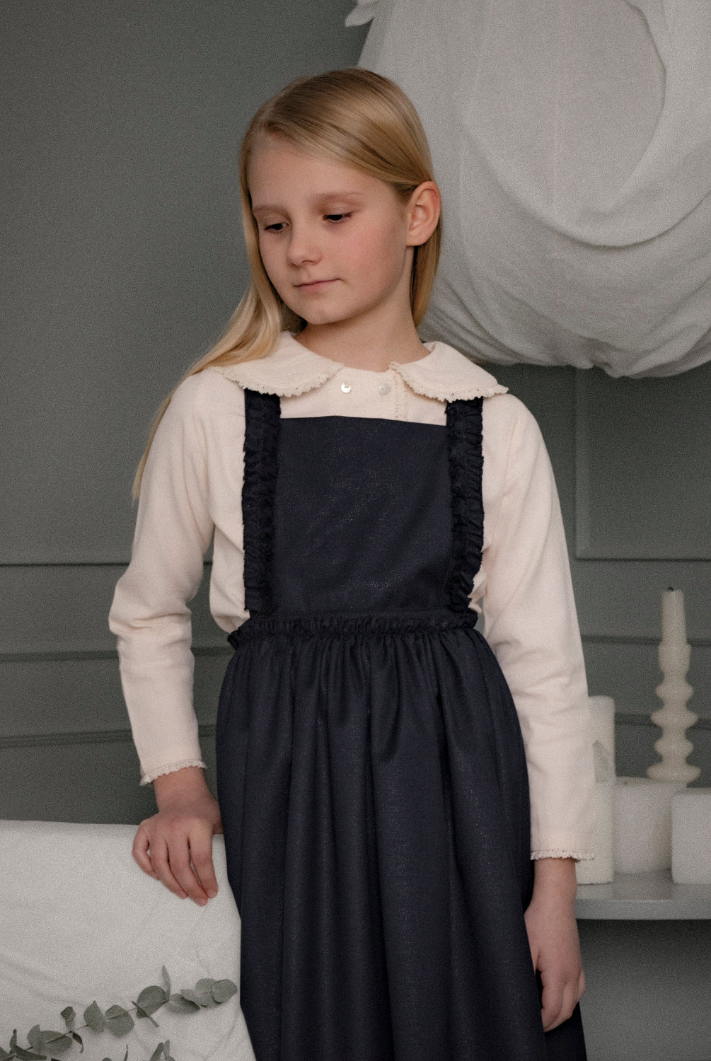 Blusa elegante para niña de algodón con cuello Peter Pan, doble botonadura y delicados detalles de encaje. Diseño atemporal de Cosmosophie para looks especiales…