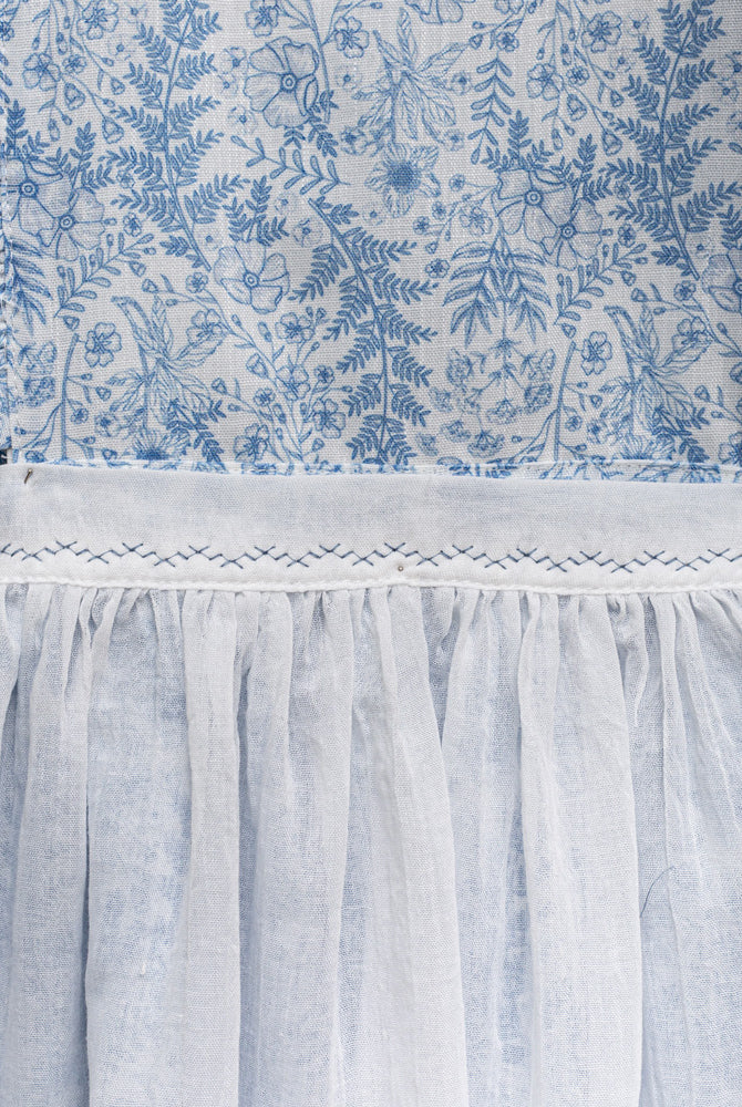 Vestido pichi con volantes en el pecho y estampado de flores en tonos azules. Cosmosophie