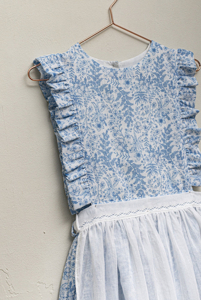 Vestido pichi con volantes en el pecho y estampado de flores en tonos azules. Cosmosophie