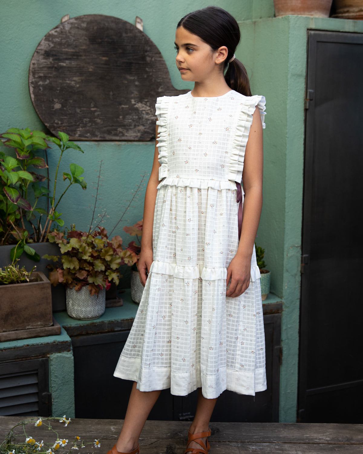 Vestido de invitada para boda o primera comunion. Color blanco con florecitas. Pichi con volantes para niña Cosmosophie