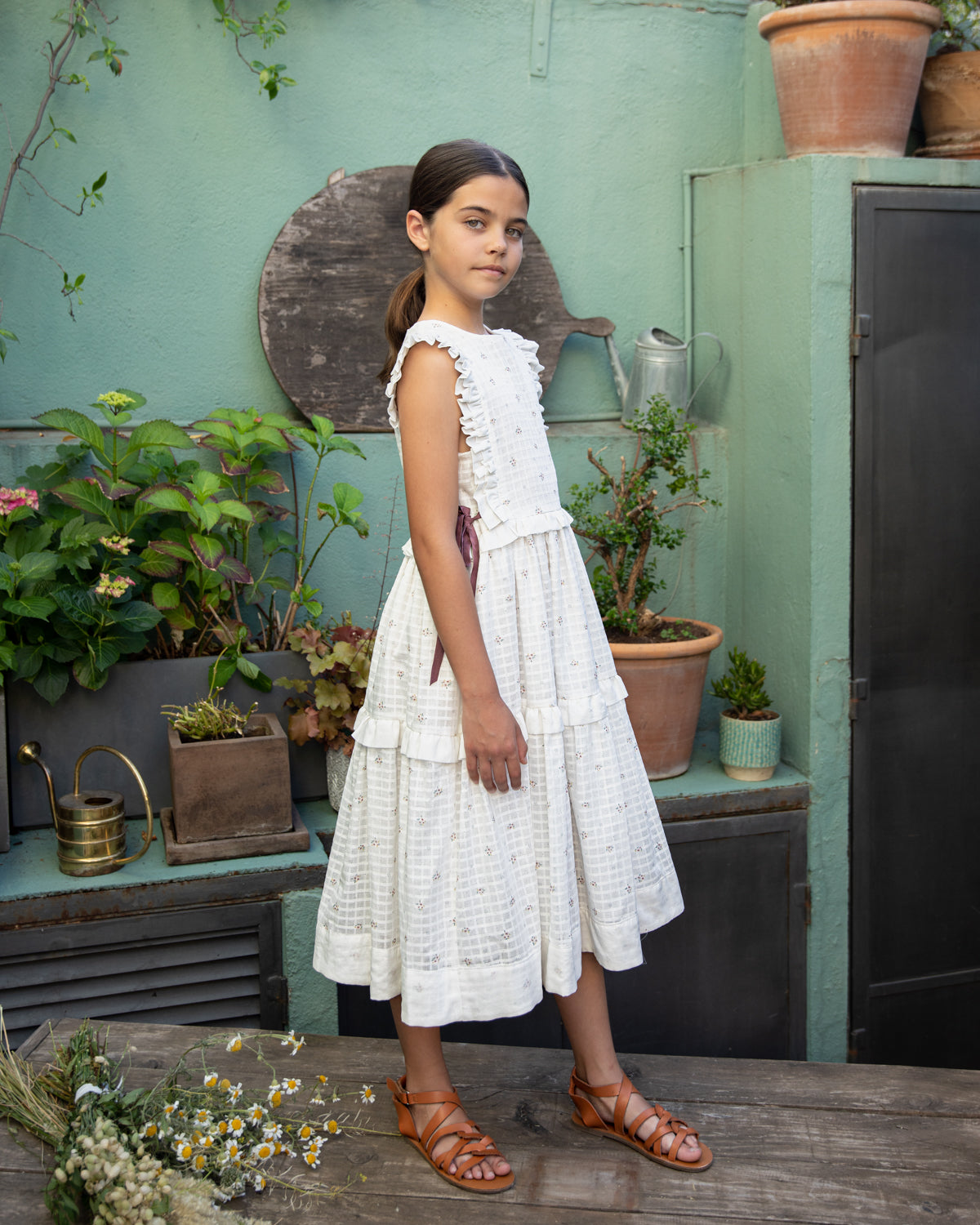 Vestido de invitada para boda o primera comunion. Color blanco con florecitas. Pichi con volantes para niña Cosmosophie