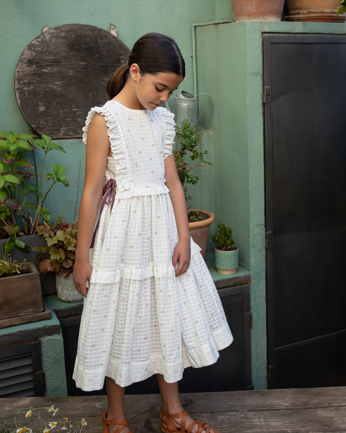 Vestido de invitada para boda o primera comunion. Color blanco con florecitas. Pichi con volantes para niña Cosmosophie