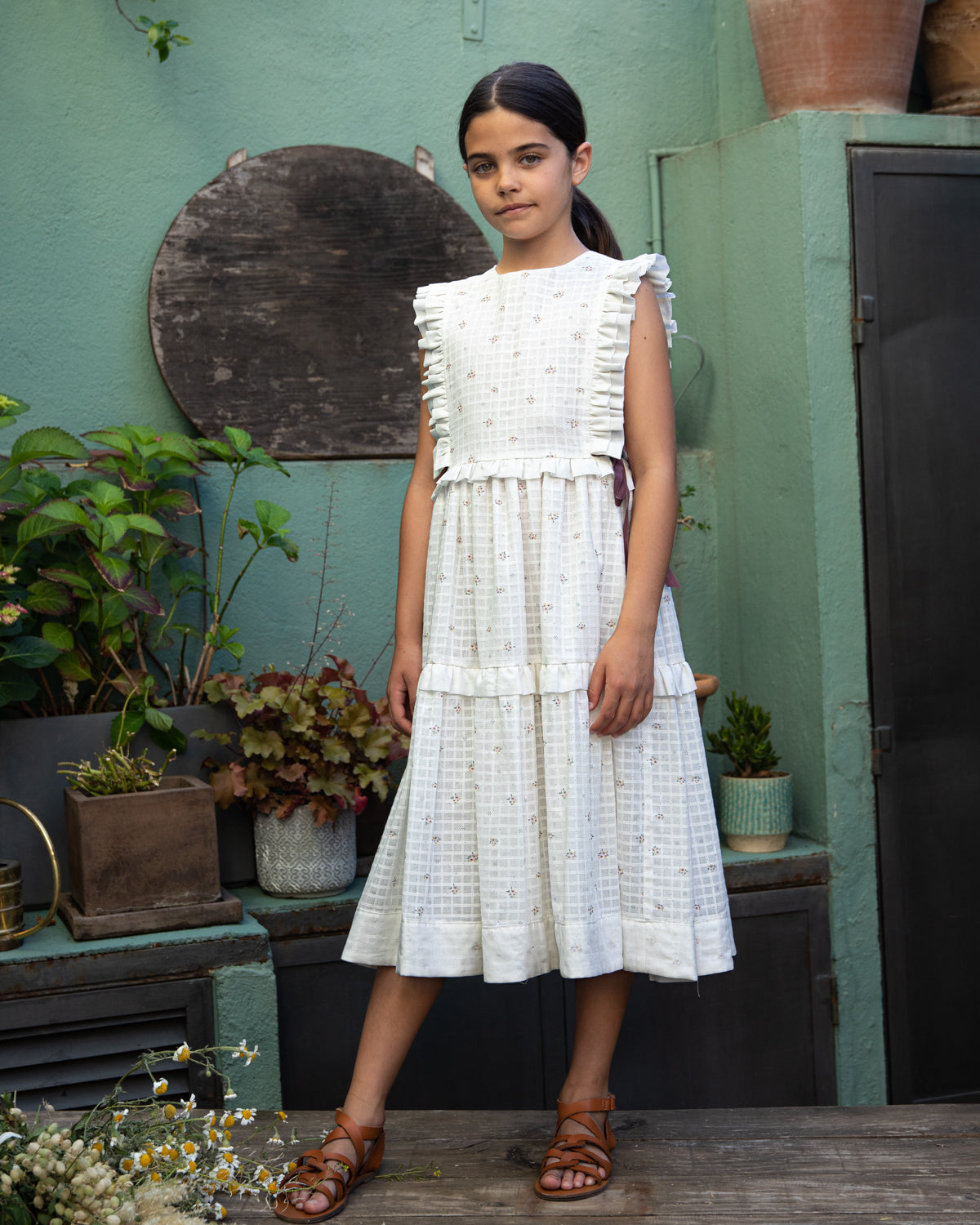 Vestido de invitada para boda o primera comunion. Color blanco con florecitas. Pichi con volantes para niña Cosmosophie