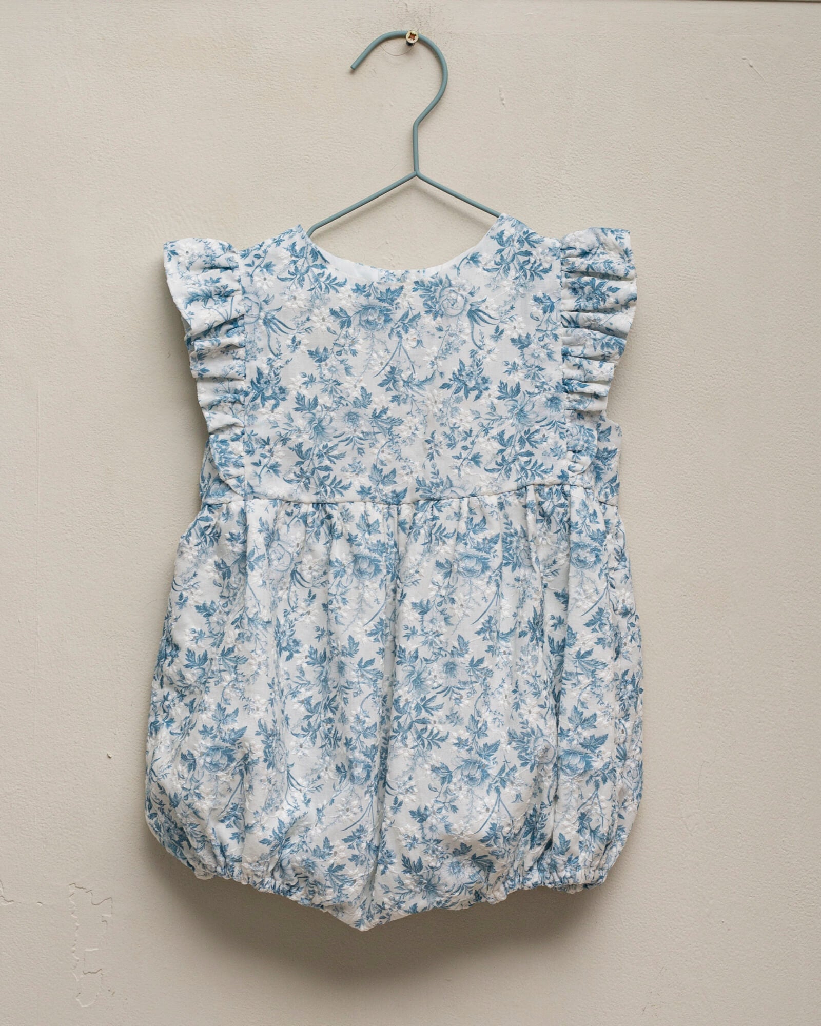 Ranita para bebe en una preciosa batista bordada con estampado de flores.