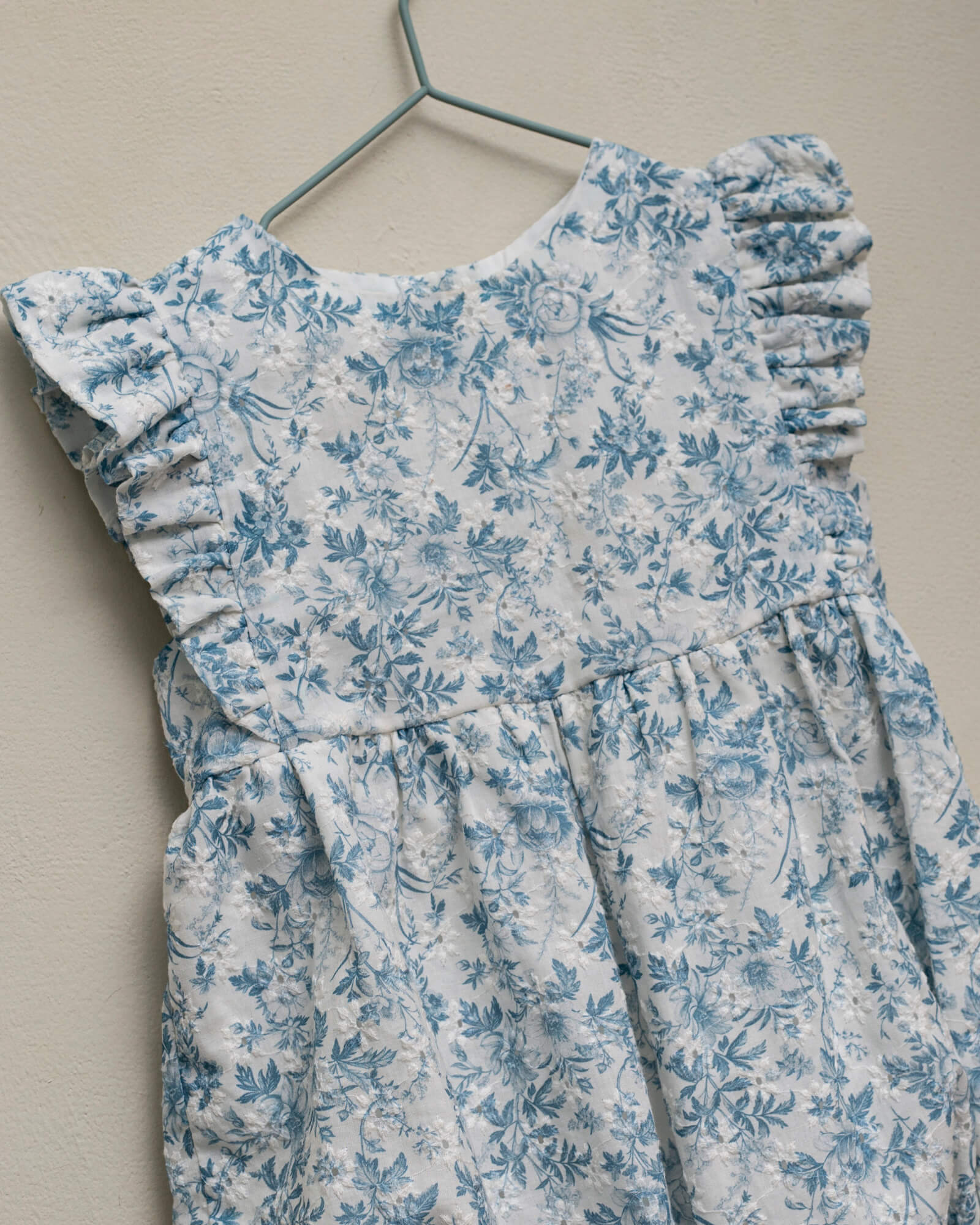 Ranita para bebe en una preciosa batista bordada con estampado de flores.