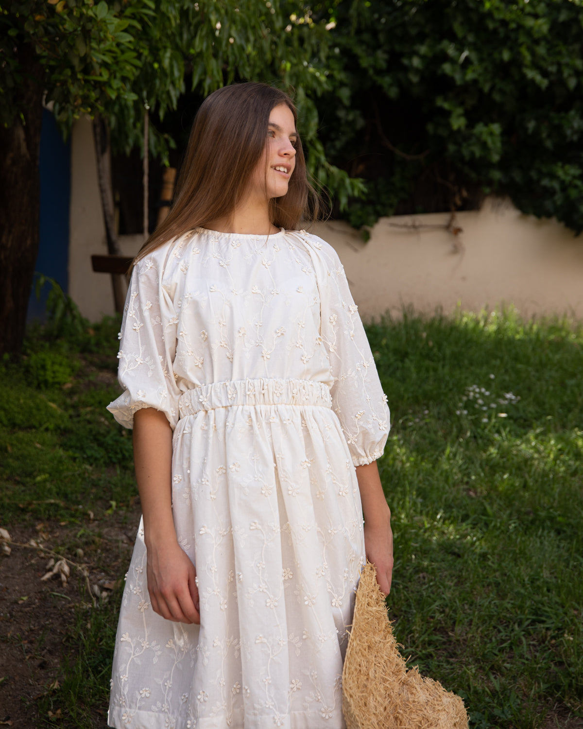 Vestido de Batista bordada en color beige. Vestido de adolescente invitada. Cosmosophie