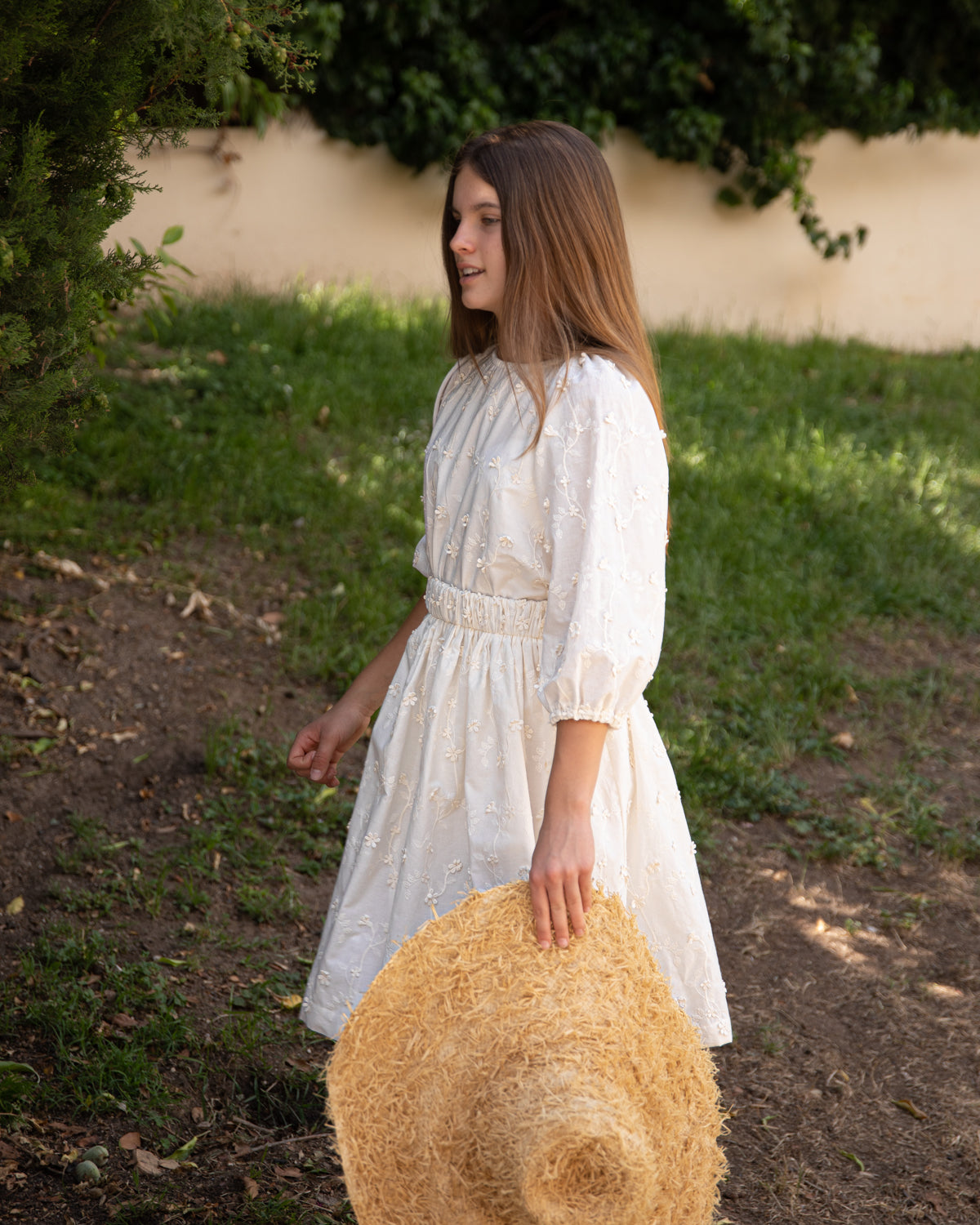 Vestido de Batista bordada en color beige. Vestido de adolescente invitada. Cosmosophie