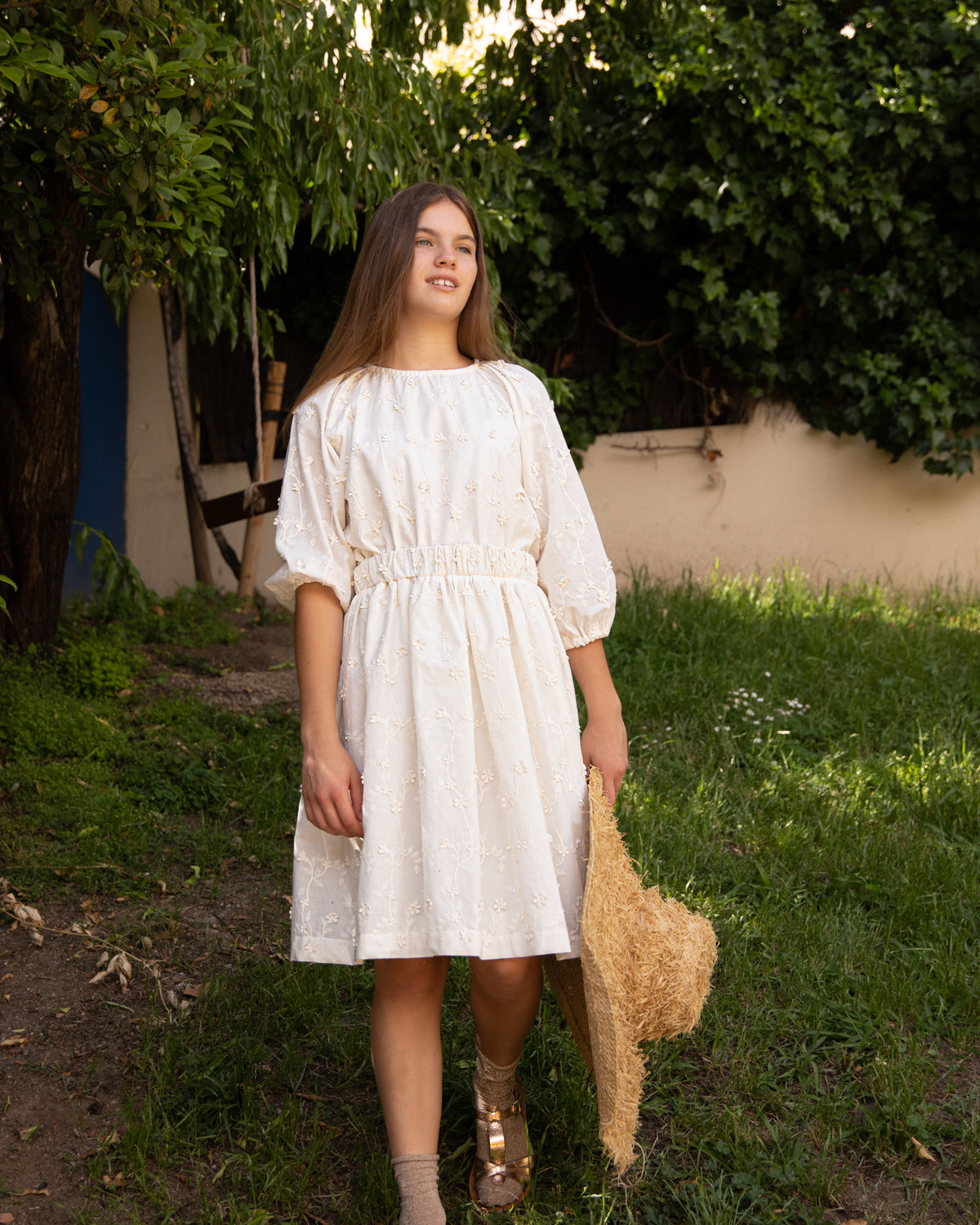 Vestido de Batista bordada en color beige. Vestido de adolescente invitada. Cosmosophie