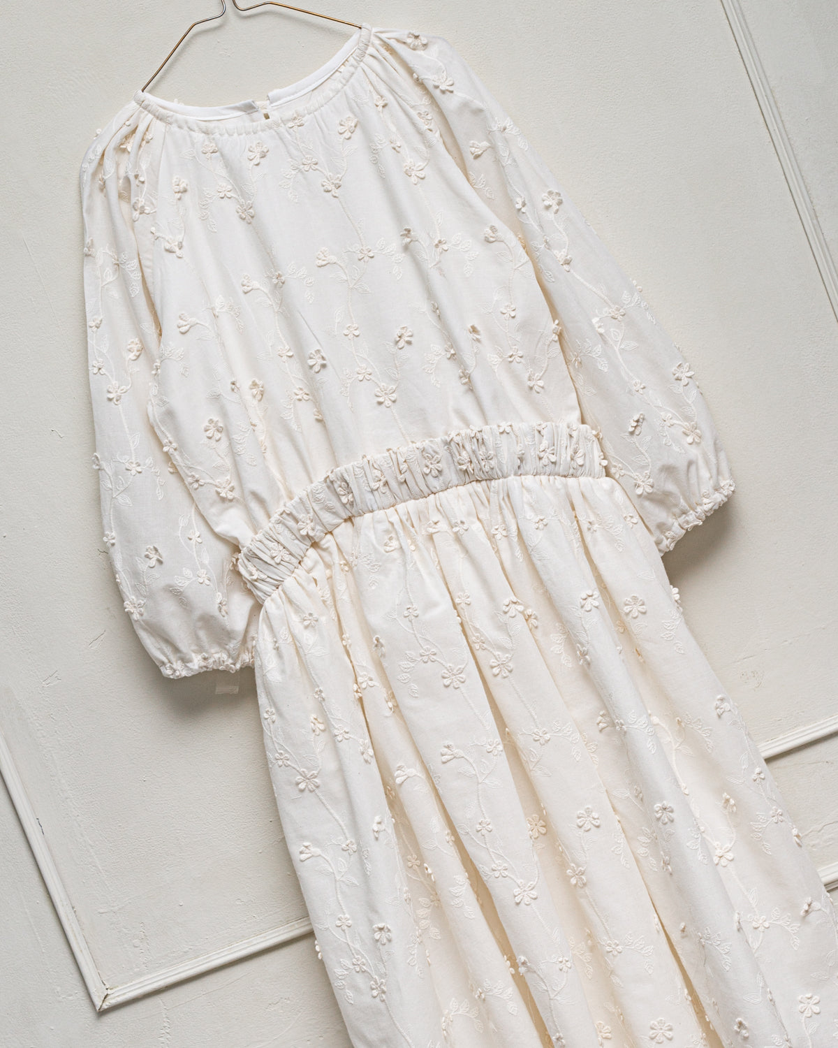 Vestido de Batista bordada en color beige. Vestido de adolescente invitada. Cosmosophie