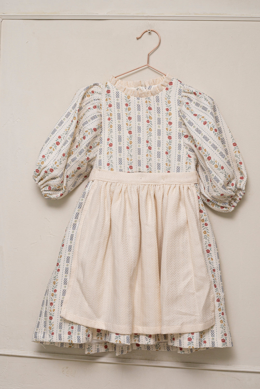 Vestido elegante para niña de algodón estampado floral, con mangas abullonadas y delantal de algodón texturizado. Diseño vintage de Cosmosophie para ocasiones especiales.