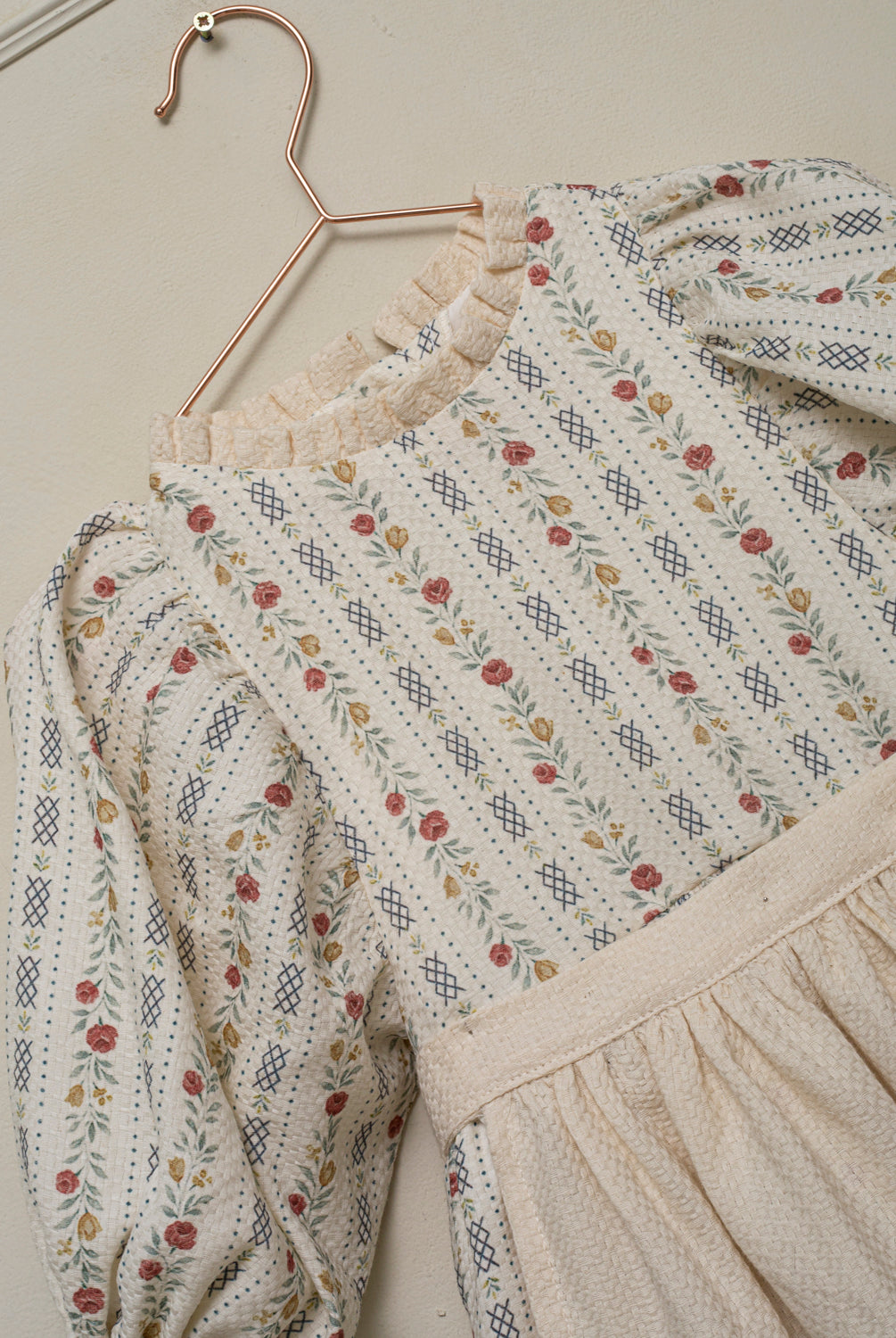 Vestido elegante para niña de algodón estampado floral, con mangas abullonadas y delantal de algodón texturizado. Diseño vintage de Cosmosophie para ocasiones especiales.