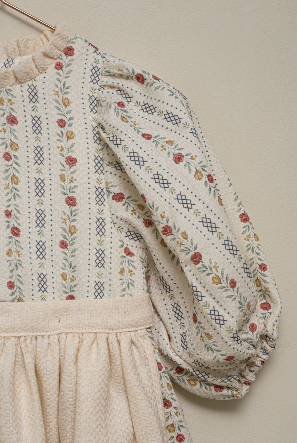Vestido elegante para niña de algodón estampado floral, con mangas abullonadas y delantal de algodón texturizado. Diseño vintage de Cosmosophie para ocasiones especiales.
