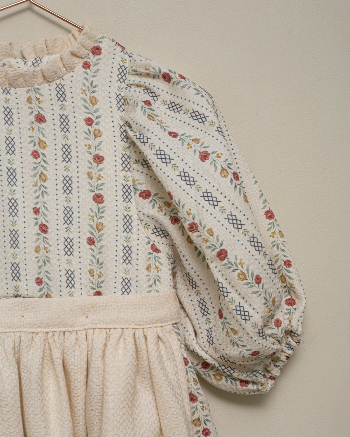 Vestido elegante para niña de algodón estampado floral, con mangas abullonadas y delantal de algodón texturizado. Diseño vintage de Cosmosophie para ocasiones especiales.