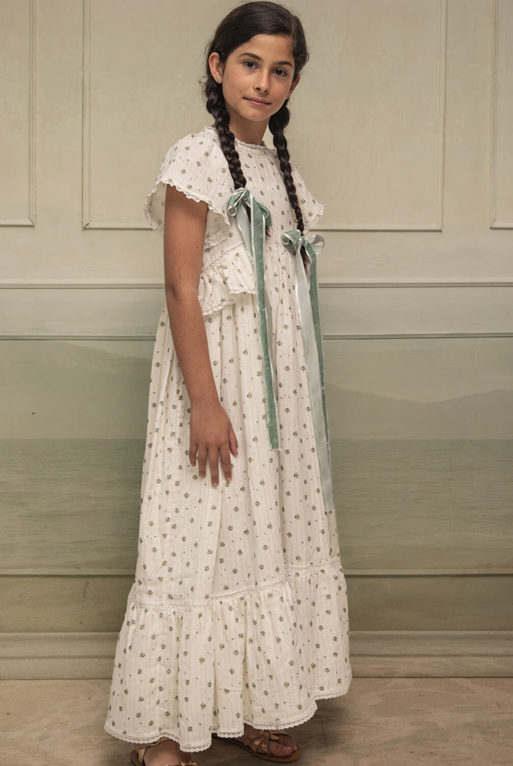 Traje de arras largo para niña de flores con toque dorado Cosmosophie