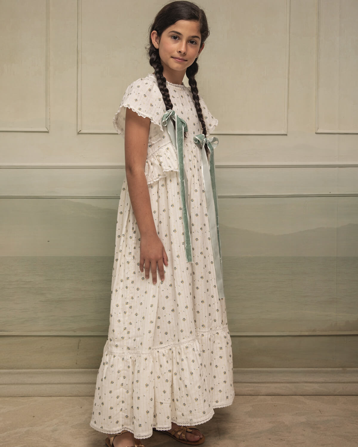 Traje de arras largo para niña de flores con toque dorado Cosmosophie